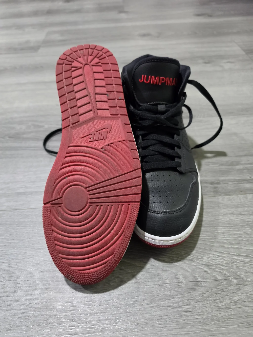 Jordan Men 10.5  Black and Red Mid-Top Sneakers